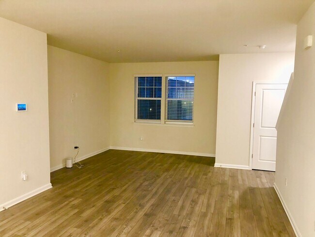 Building Photo - Magnificent 3 BR/2.5 BA Townhome in Mitchv...
