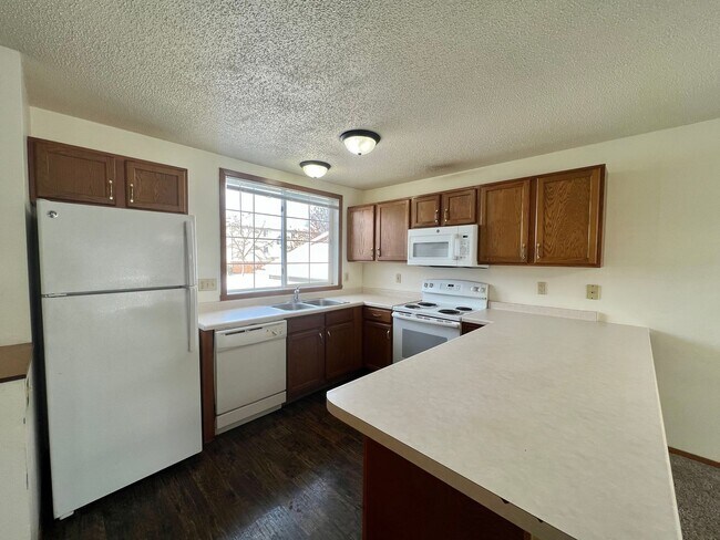 Building Photo - 3 Bed Townhome in South Fargo!