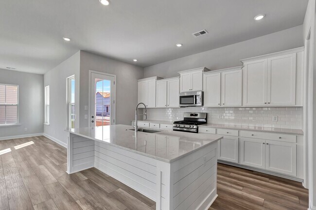 Foto del edificio - Stylish Corner Lot Home Featuring Front & ...