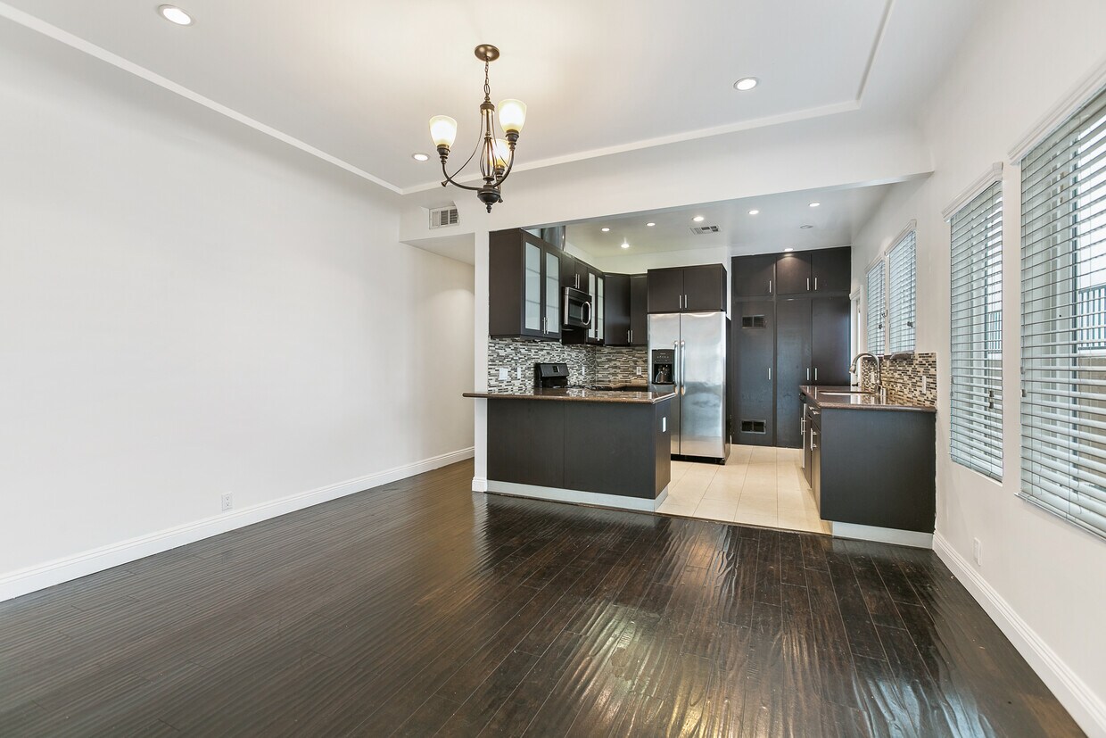 Unit # 941 - 941 N Croft Ave