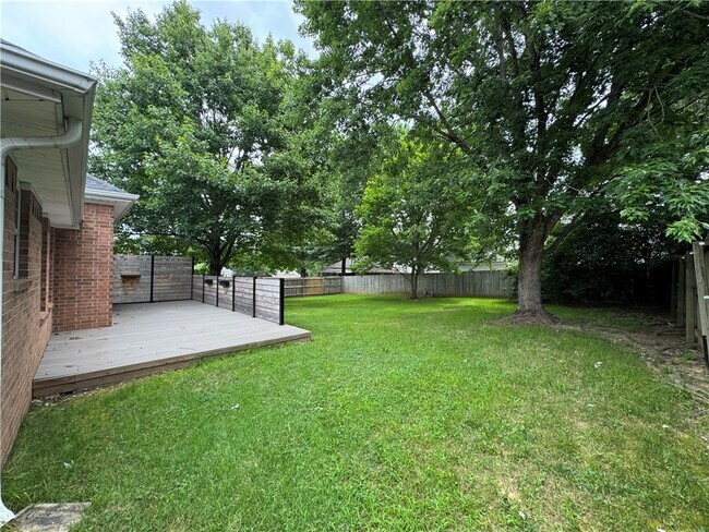 Building Photo - 4905 Hawthorne Way