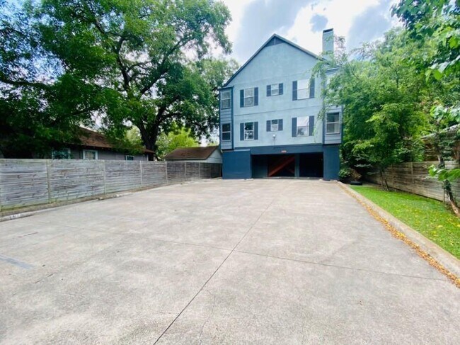 Building Photo - 5905 Lewis St