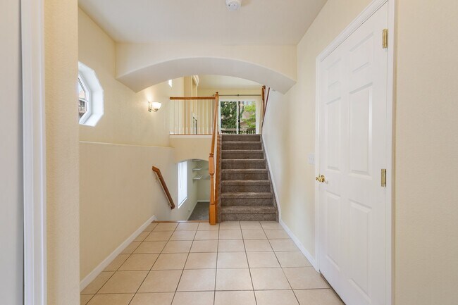 Building Photo - 5076 Peak Villa Heights