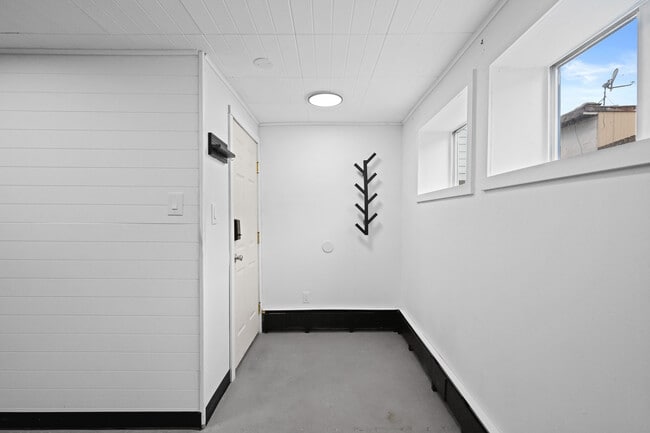 Building Photo - 720 18th Ave