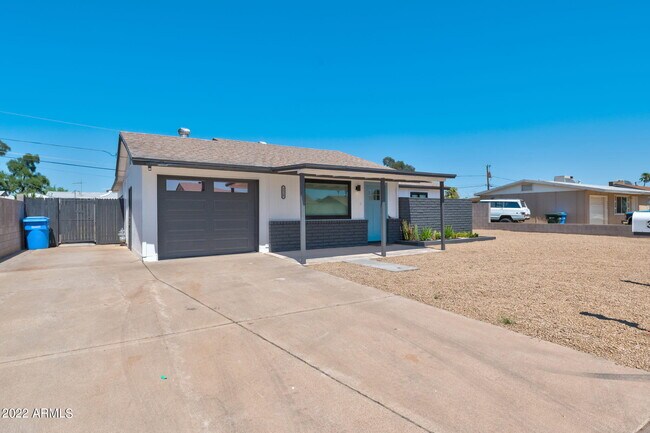 Building Photo - 3320 E Claire Dr