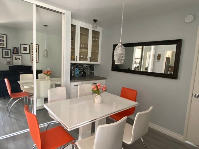 Foto del edificio - 8740 Tuscany Ave