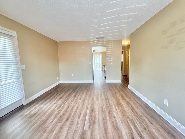 Building Photo - Apartment - Right off Cypress Gardens Blvd!