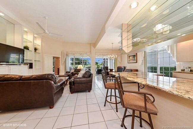 Building Photo - 8073 SE Double Tree Dr