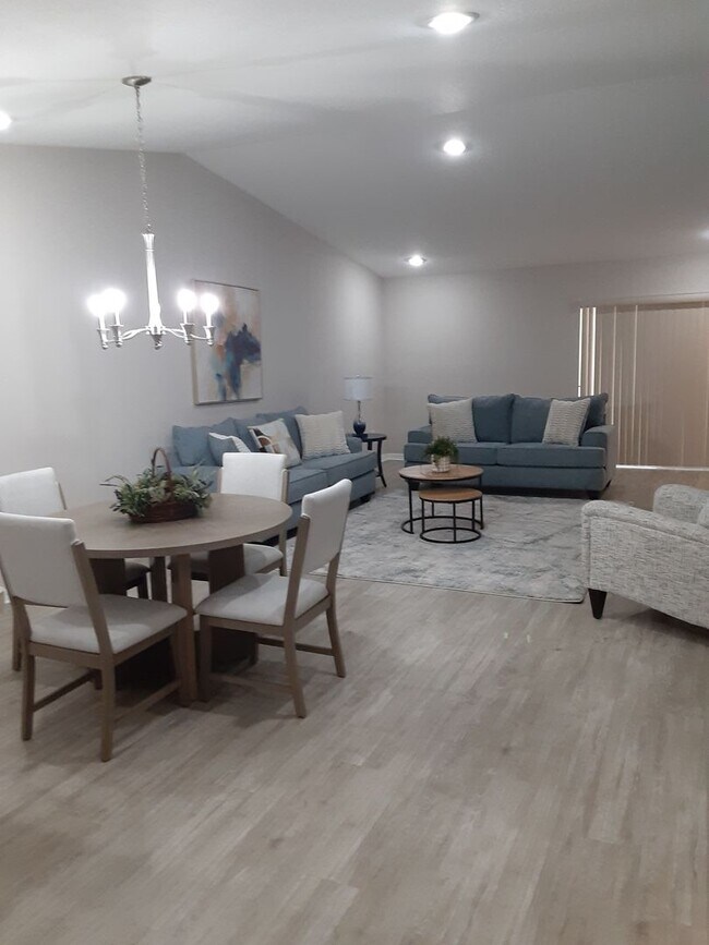 Foto del edificio - Stunning Short Term Rental!