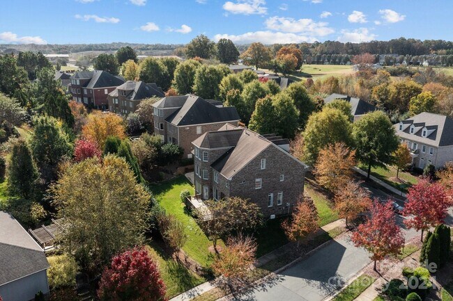 Building Photo - 9440 Wallace Pond Dr