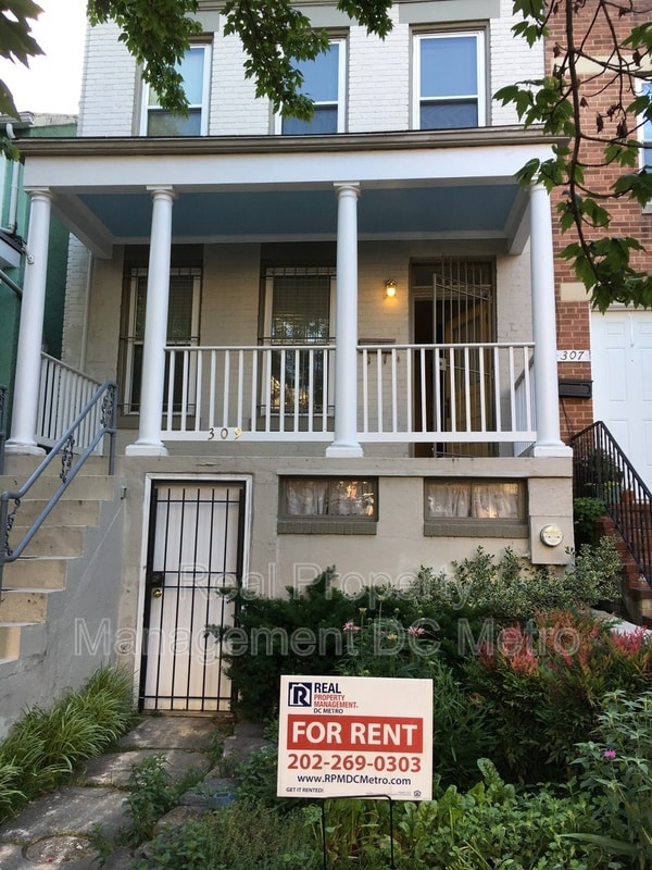 Building Photo - 309 9th St NE