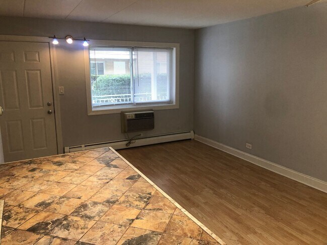 Building Photo - Well Maintained 1 Bedroom/1 Bath Unit Grea...