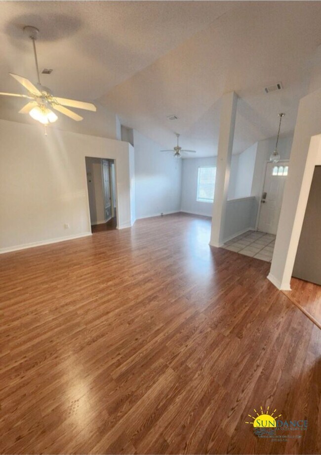 Building Photo - Stunning 3 Bedroom Home in Navarre!
