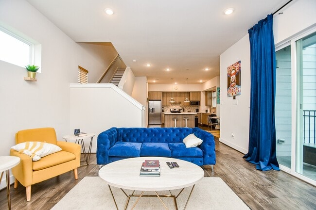 Foto del edificio - 5811 Fairdale Ln