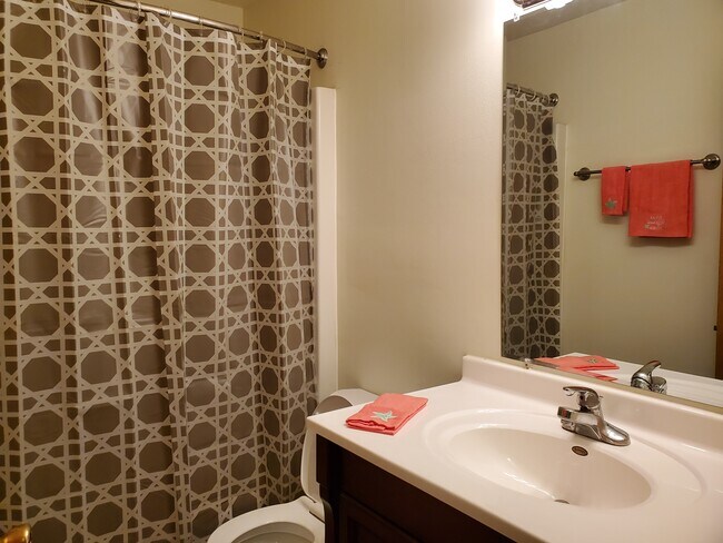 2 full baths with tub - 705 S 1st St