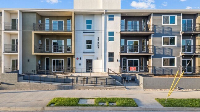 Foto del edificio - 13853 Victory Blvd