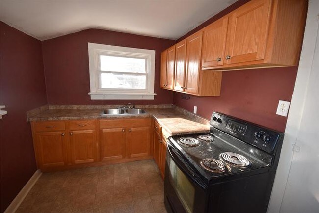 Building Photo - 2 Bedroom Upper