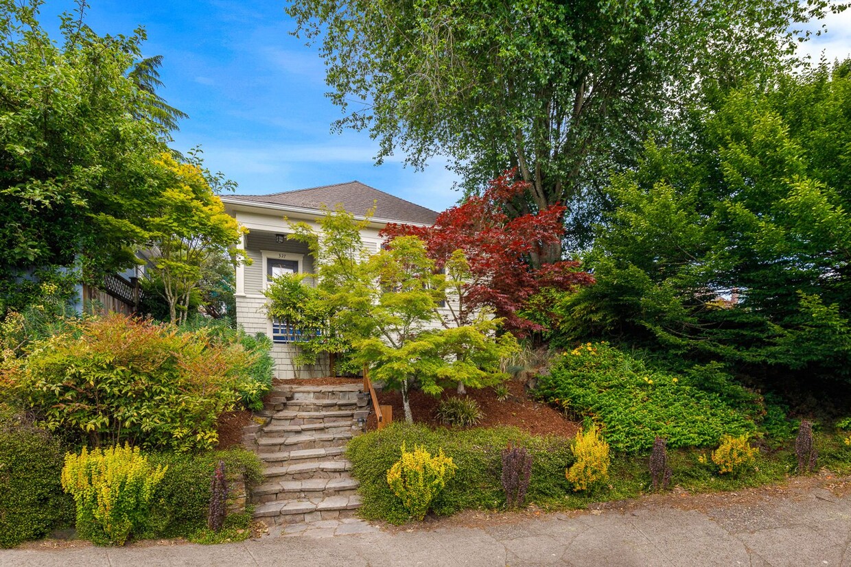 Primary Photo - Capitol Hill - Fully Remodeled 2 Bedroom P...