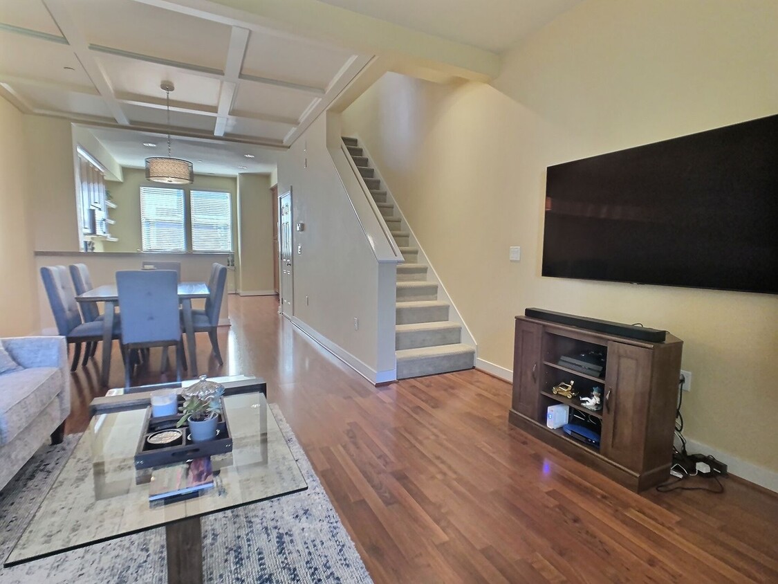 Ideally Located 3 Bedroom Townhouse with Cahill Park Views - Ideally Located 3 Bedroom Townhouse with Cahill Park Views