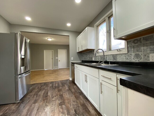 Foto del edificio - Beautiful 4 Bedroom 1.5 Bathroom Townhome in Minneapolis!