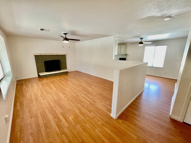 Foto del edificio - Six Bedroom Home in Bloomington Ranches