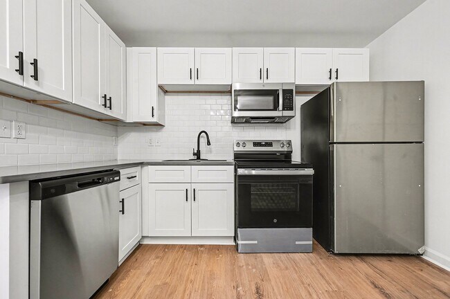 Foto del edificio - 5003 Lakecrest Dr