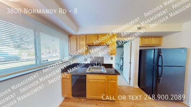 Building Photo - North Royal Oak Townhouse