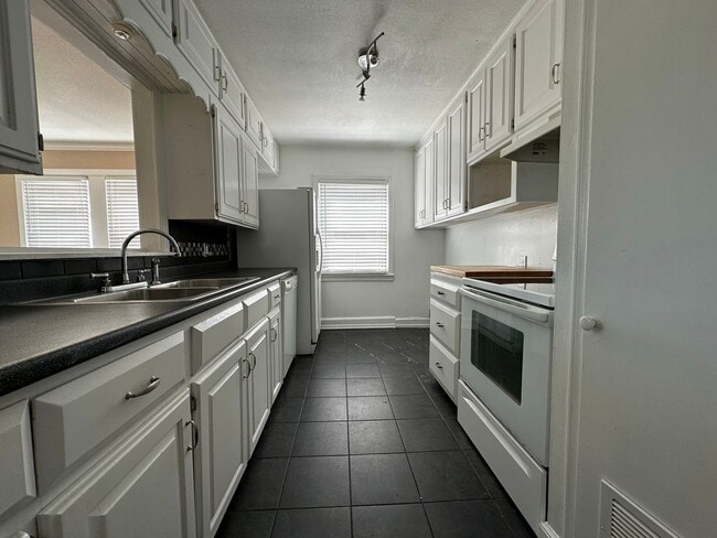 Building Photo - Charming 3 Bed 2 Bath Park Hill Home