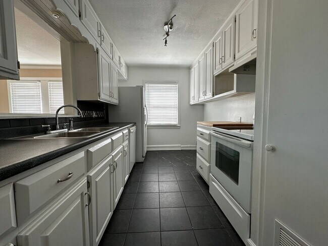 Foto del edificio - Charming 3 Bed 2 Bath Park Hill Home