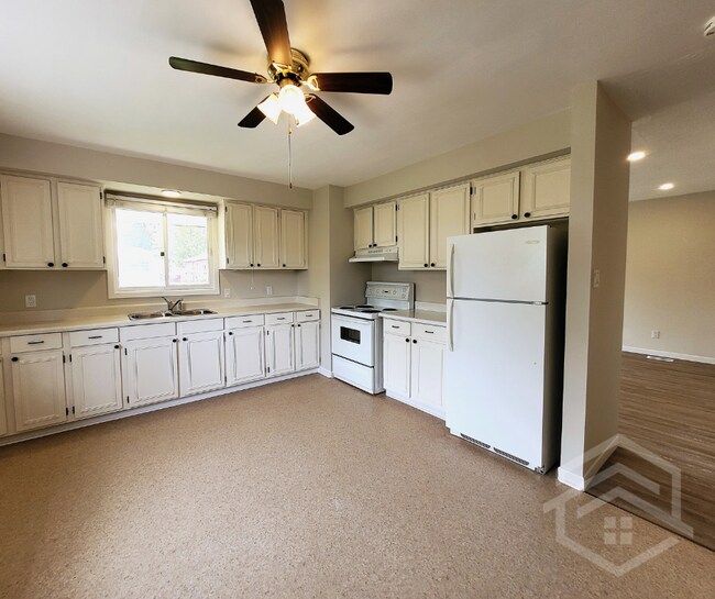 Photo du bâtiment - 3 Bedroom House Close to Trottier Park!