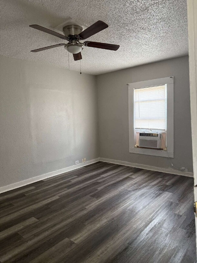 Building Photo - Super Affordable 3/2 on the South Side