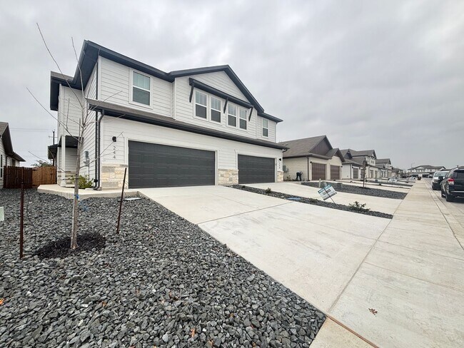 Foto del edificio - Want luxury living in the Far West ...Look no further...Brand New Duplex