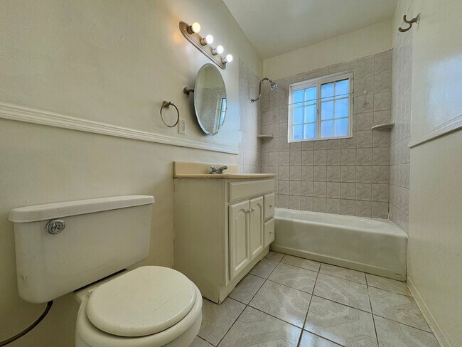 Foto del edificio - Available April 2026: Three Bedroom, Two Bathroom Baldwin Park House