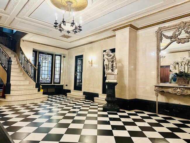 Building Photo - 250 W 85th St
