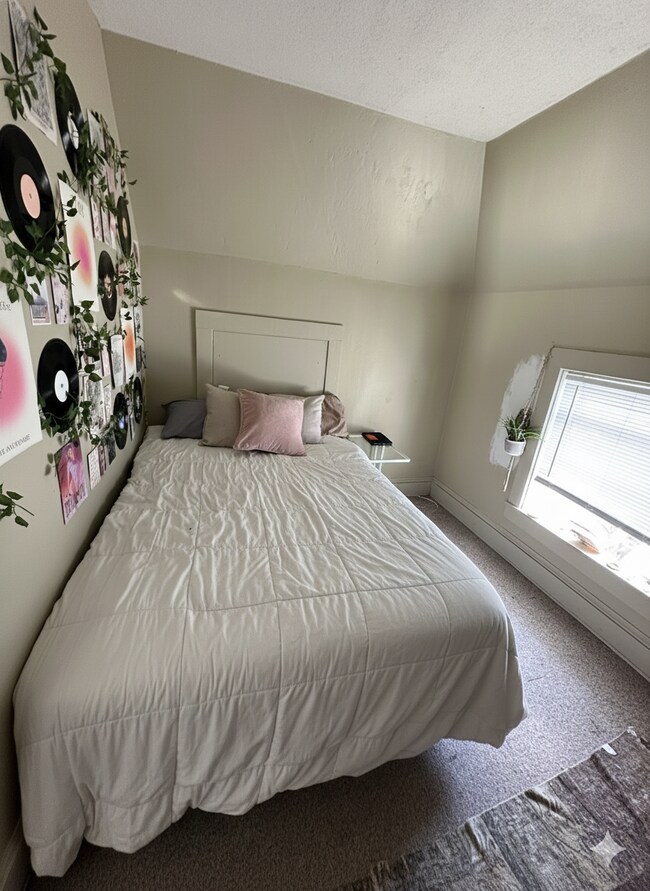 Foto del edificio - 3 Bed 1 Bath duplex close to UWEC!