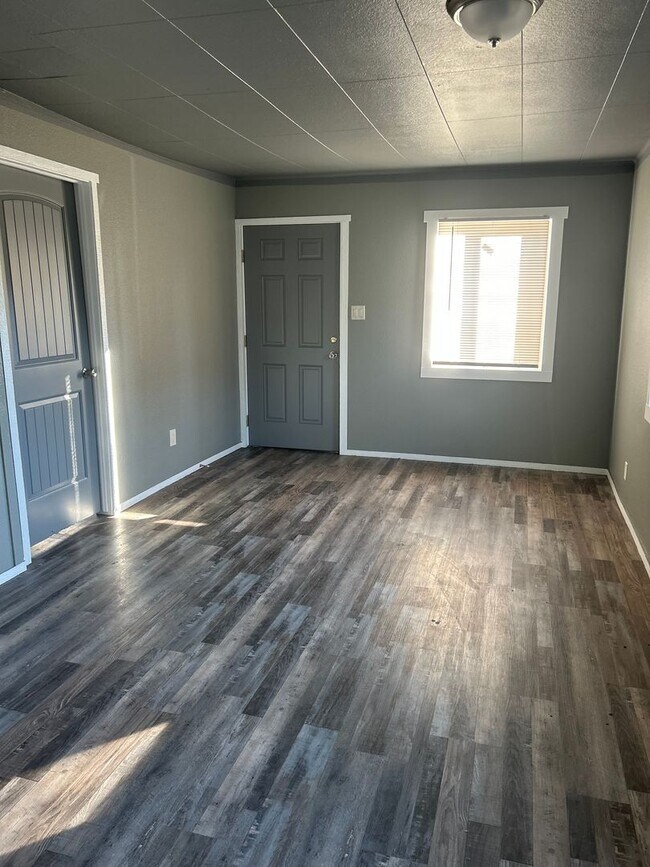 Foto del edificio - 3 bedroom house close to shopping.