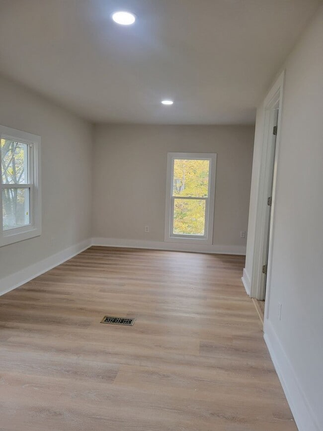 Building Photo - Charming 3BR House in Lansing