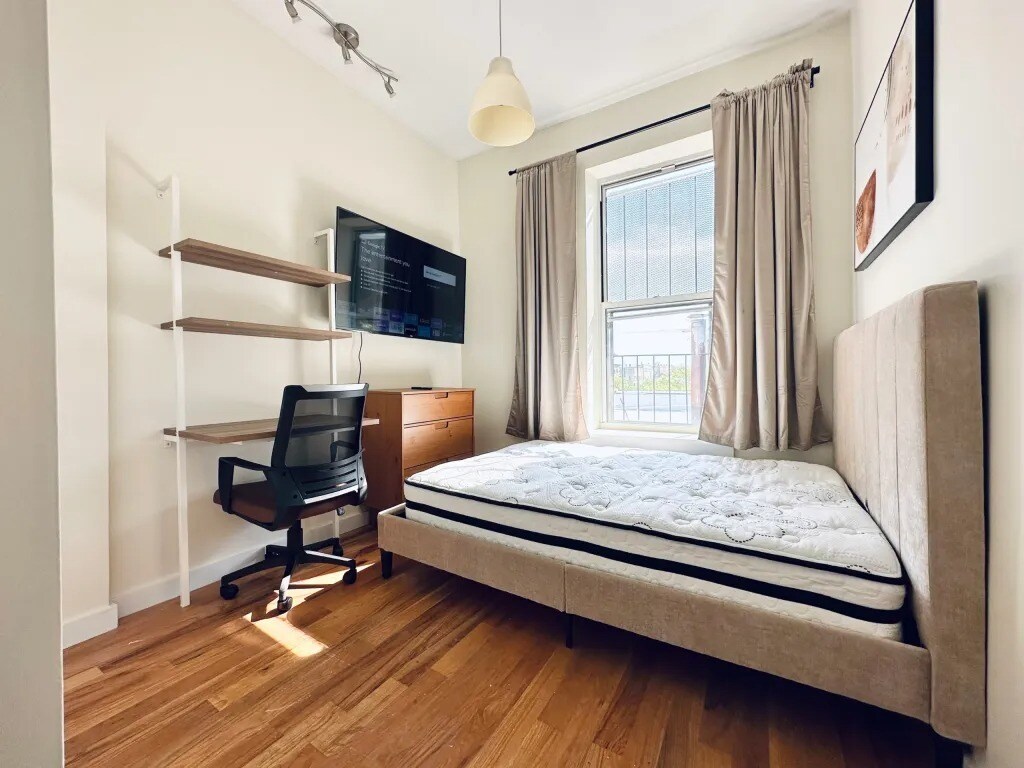Private bedroom in 5 bed/1.5 bath Home Condo for Rent in Brooklyn, NY
