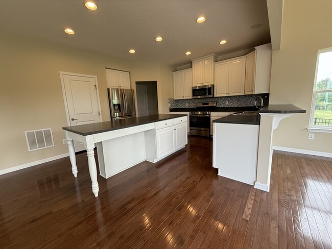 Building Photo - Spacious 4 beds 2.5 baths in Lewis Center!