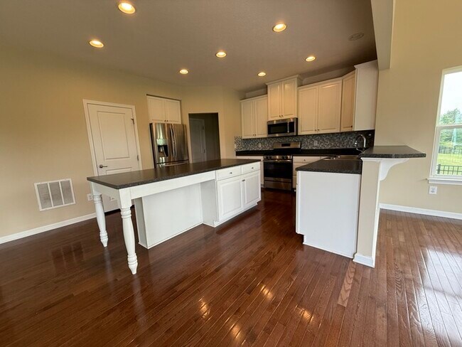 Foto del edificio - Spacious 4 beds 2.5 baths in Lewis Center!
