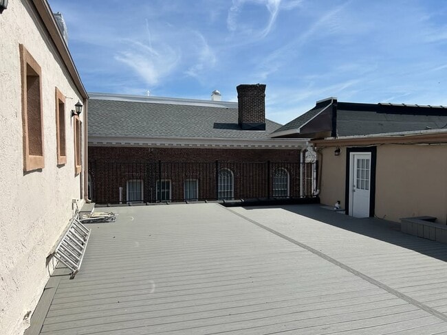 Building Photo - 20-28 E Main St