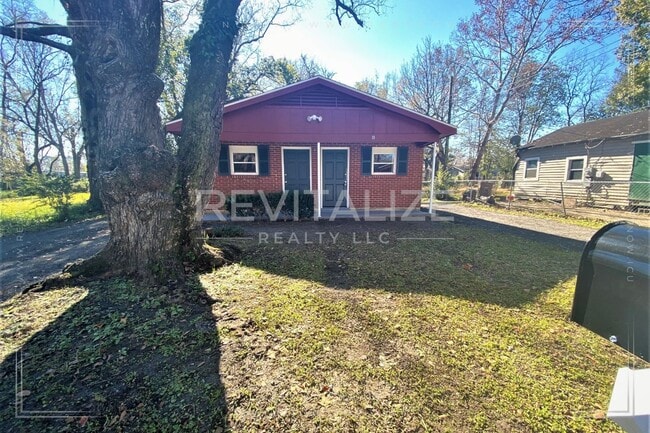 Foto del edificio - HALF-DEPOSIT SPECIAL! Renovated 1 Bedroom 1 Bath DUPLEX!