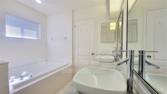 Building Photo - 5621 Terrain De Golf Dr