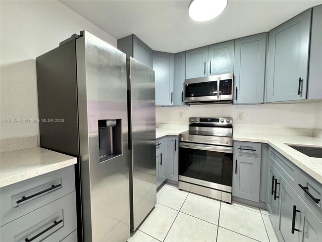 Building Photo - 9350 Fontainebleau Blvd