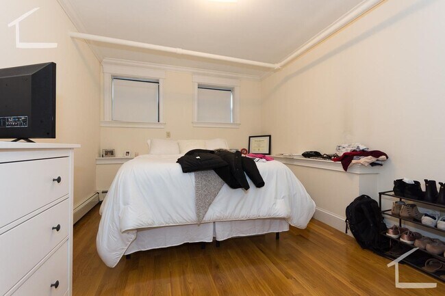 Foto del edificio - Garden level 3 bed in Allston