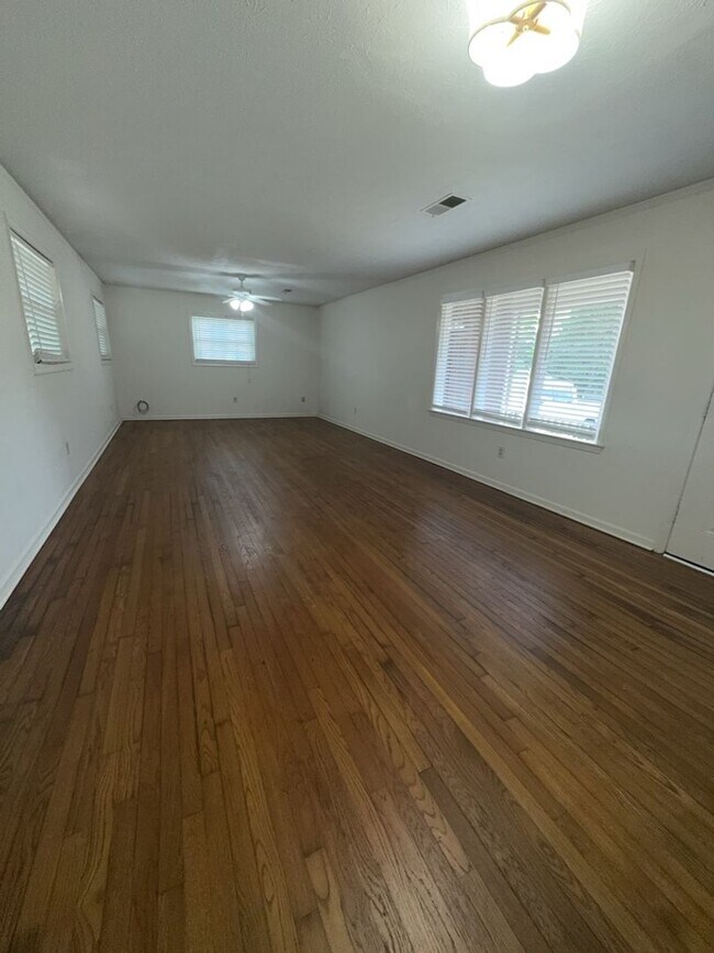 Building Photo - r6343