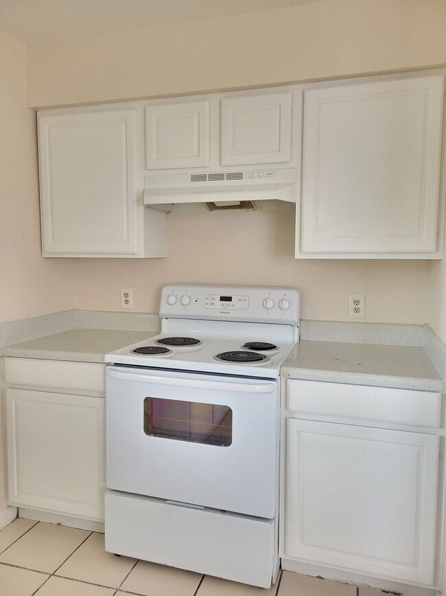 Building Photo - Two-Bedroom Apartment off Lake Howard