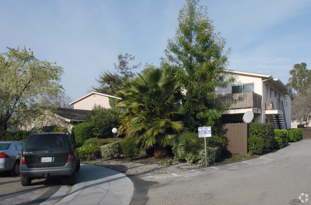 Many trees cover the building - 735-749 Layne Ct