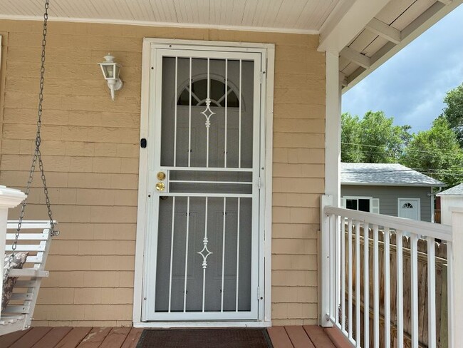 Porch Space - 509 N Institute St