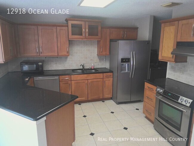 Building Photo - Clean 3/2.5 with bonus room!